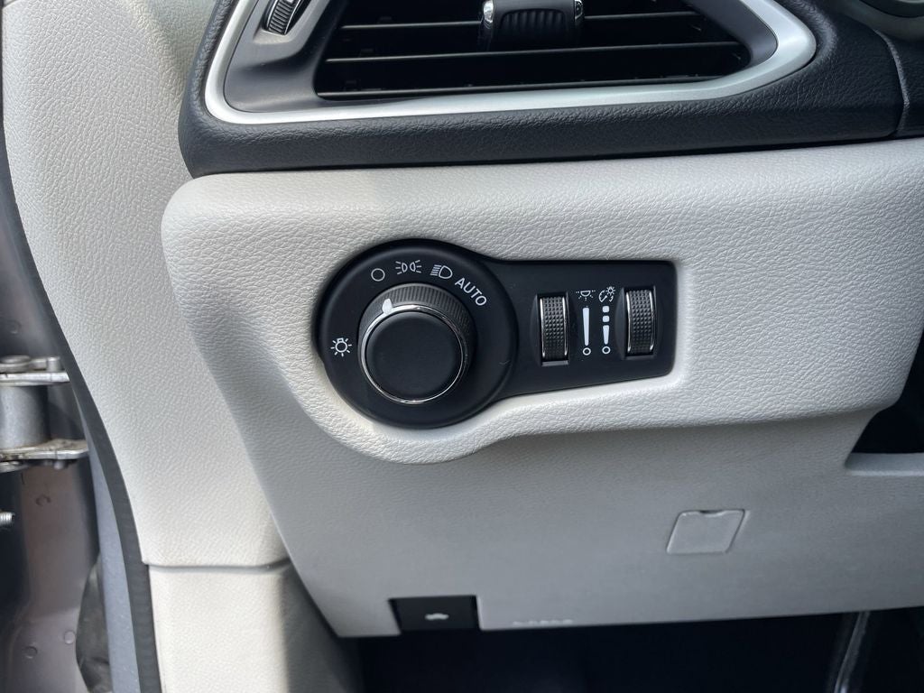 2020 Chrysler Voyager LXI