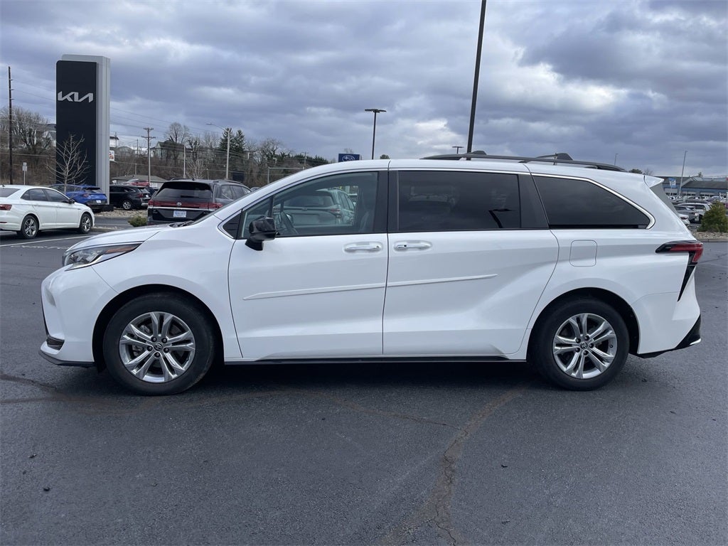 2022 Toyota Sienna XSE 7 Passenger