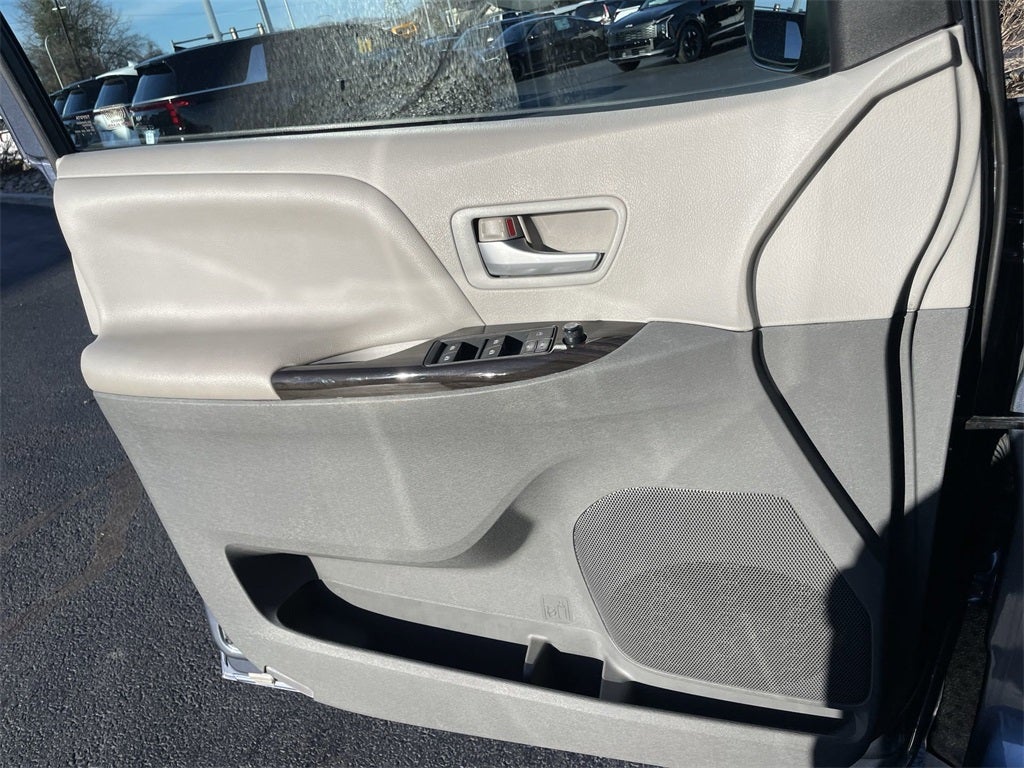 2015 Toyota Sienna L 7 Passenger